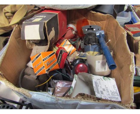 Car parts, to include Land Rover lamp assemblies, Lucas electric screen wash bottle, reflectors, etc. (1 box)