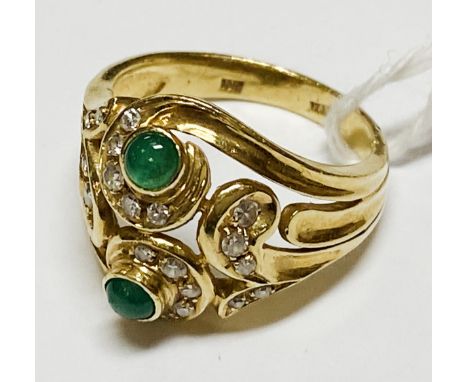 18CT GOLD EMERALD &amp; DIAMOND RING - SIZE O - APPROX 7.1 GRAMS