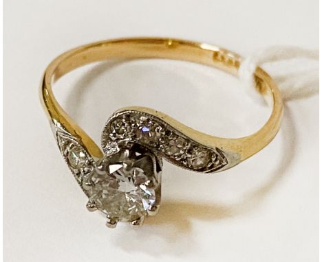 18CT GOLD PLATINUM MOUNTED RING, CENTRE STONE IS APPROX 0.30CTS SURROUNDED BY CLUSTERS TO THE SHOULDERS SIZE O-P - 3.09 GRAMS