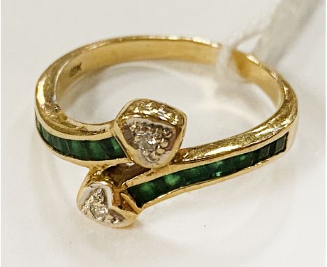 18CT GOLD EMERALD &amp; DIAMOND RING - APPROX 2.83G - SIZE L