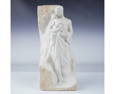 This figure captures a tender moment of a father holding his child, symbolizing protection and love. Crafted in matte porcela