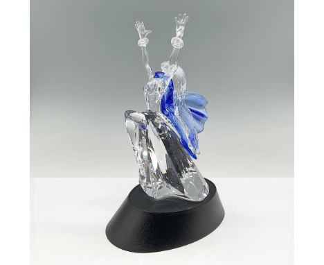A Swarovski Magic of Dance Isadora figurine, article number A7400NR200200, system number 279648, crafted in 2002. This elegan