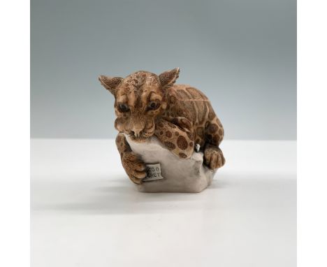 This Harmony Kingdom "Sweet Spot" figure box, crafted in 2002, features a detailed carving of a leopard atop a white base ins