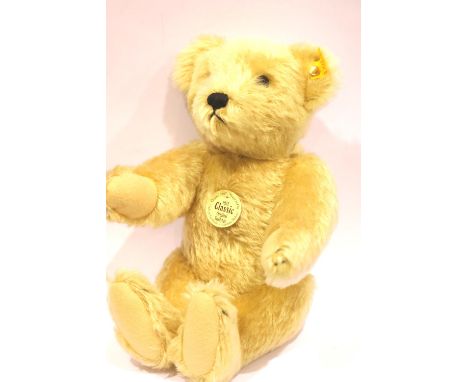 Steiff teddy bear Classic with squeaker with certificate, serial no. 1951. P&amp;P Group 1 (£14+VAT for the first lot and £1+