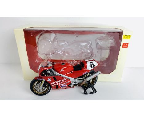 Universal Hobbies UH4822 1:12 Scale Honda RC30 'Carl Fogarty' Motorcycle - Boxed. P&amp;P Group 2 (£18+VAT for the first lot 