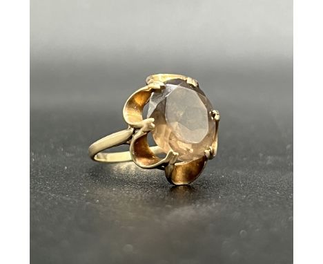 9ct yellow gold smokey quartz dress ring,
hallmarked,
size M,
3.3 grams