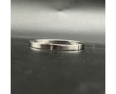 9ct white gold kids diamond set bangle,
4mm deep x 50mm inside diameter,
expanding bangle,
3.7 grams