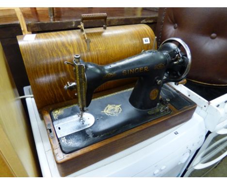 VINTAGE OAK CASED SINGER SEWING MACHINE