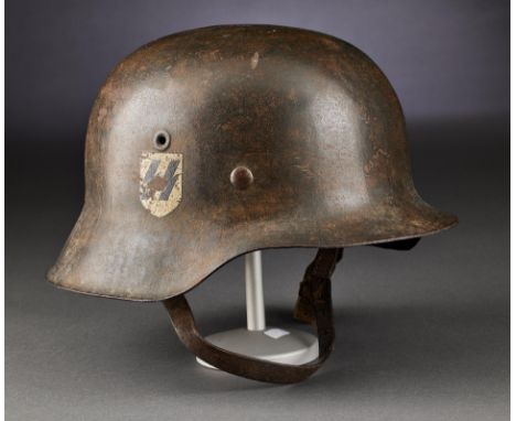 Schutzstaffel-SS - Waffen SS : Stahlhelm der Waffen - SS, M 42.Graugrün lackierte Stahlglocke, auf der rechten Seite original