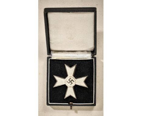 Orden und Ehrenzeichen - Kriegsverdienstkreuz : Kriegsverdienstkreuz 1. Klasse 1939.Buntmetallausführung, versilbert. Das Hak