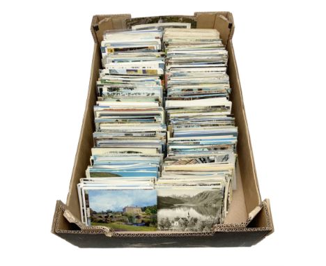 Very large quantity of Edwardian and later postcards, predominantly printed topographical, but some real photographic and gen