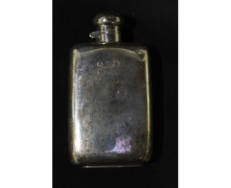 A gentleman's silver pocket flask, London 1915, 3.7oz.