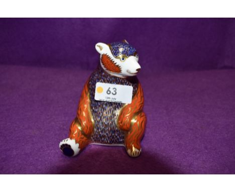 A Royal Crown Derby paperweight. Honey Bear modelled by Robert Jefferson and decoration design by Jo Ledger. Dated 1994, this