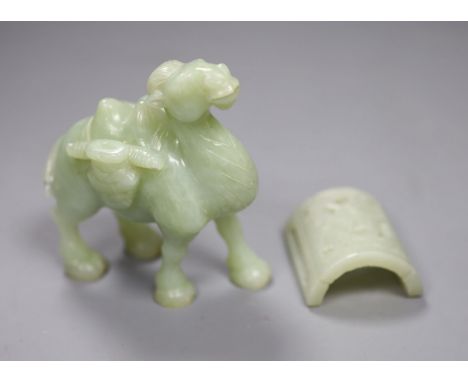 A Chinese bowenite jade camel and a curved plaque, largest 10cm