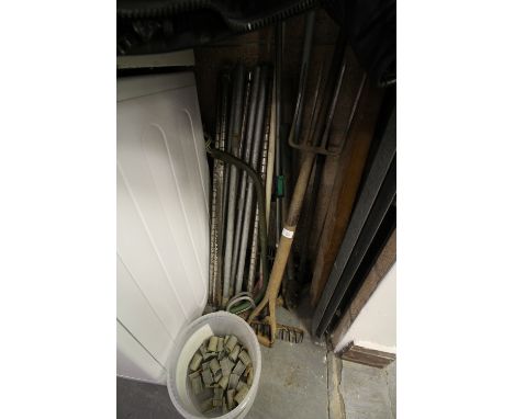 Quantity of garden tools