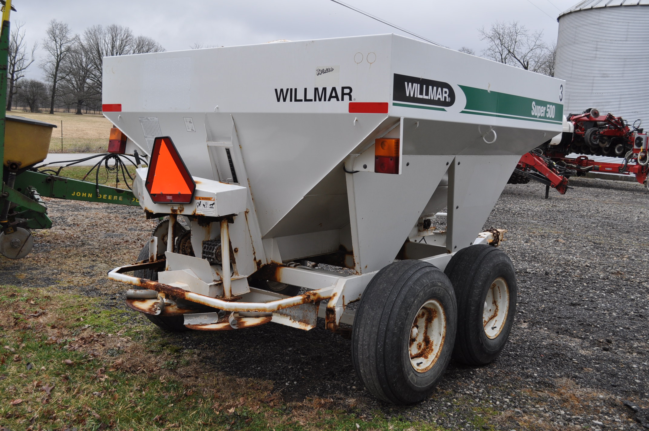 { Choice of lots 35, 36 } Wilmar Super 500 dry fertilizer spreaders, tandem axles, 12.5L15 tir