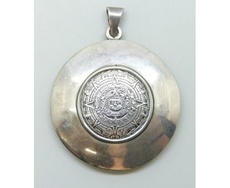 A Mexican silver Mayan calendar pendant, 18.8g, 5.2g