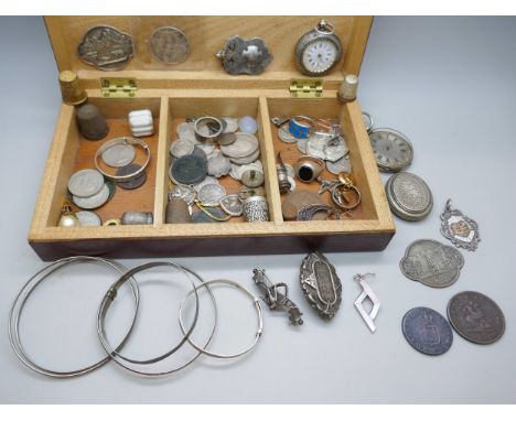 A collection of Victorian and later jewellery including a metal locket, a silver brooch, a 9ct gold ring (a/f), 1.4g, silver 