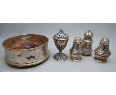 A silver and mahogany bottle coaster, together with four salt and pepper shakers (50g)