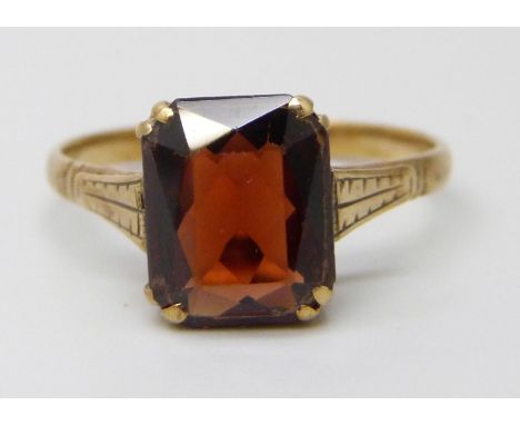 A 9ct gold emerald cut garnet ring, 2.2g, P