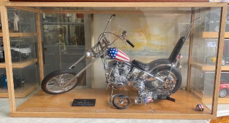 DEAGOSTINI EASY RIDER Harley Davidson Captain America Motorcycle. Built model in home made display case with smaller version 