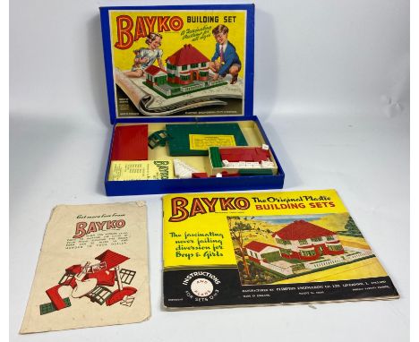A BAYKO set 0 ORIGINAL PLASTIC BUILDING SET from the 1950s, box in good condition and includes a booklet of instructions and 