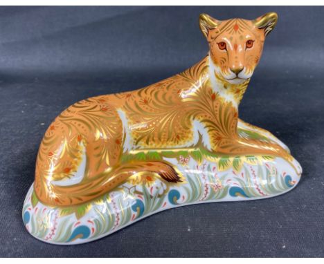 ROYAL CROWN DERBY gold button LIONESS (18cm)Approx 1 pieces