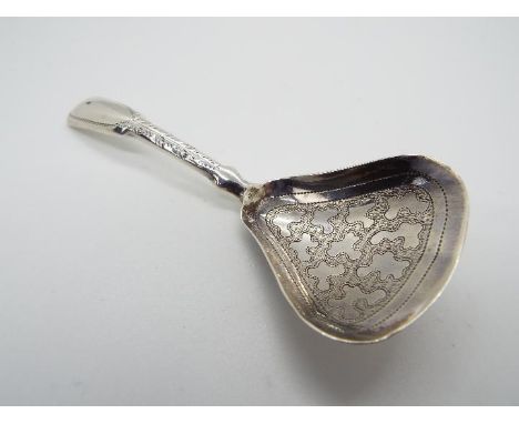 A George III hallmarked silver caddy spoon, Birmingham assay 1814, makers mark for William Pugh, 8 cm (l).

Condition Report: