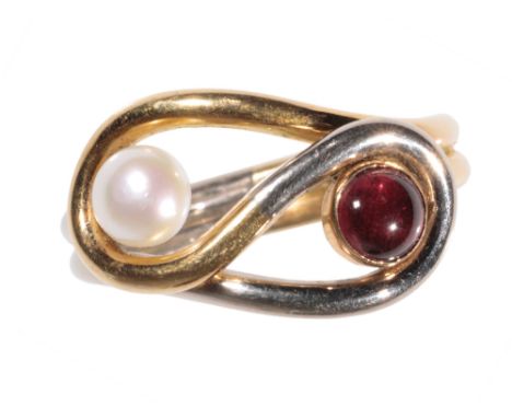 A PEARL AND CABOCHON GARNET RING set in&nbsp; an openwork entwined&nbsp; yellow gold double shank, hallmarked 18ct, Ring size