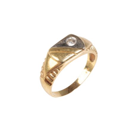 A GENTLEMAN'S DIAMOND SOLITAIRE RING the brilliant-cut diamond approx 0.15ct, set in a white and yellow gold signet ring, Rin