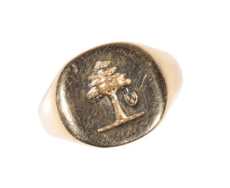 A GENTLEMANS 18CT YELLOW GOLD SIGNET RING with a "tree" crest, Ring size O, approx 11.3g