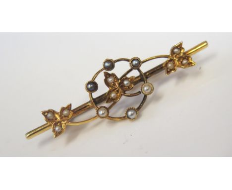 A 15ct Yellow Gold and Black and White Seed Pearl Foliate Bar Brooch, 40mm, 2.5g 