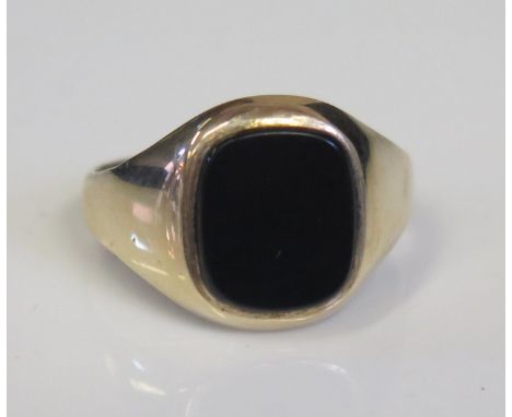 A 9ct Gold and Black Onyx Signet Ring, size K, 2.1g 