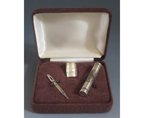A Boxed Elizabeth II Silver Sewing Set, Birmingham 1970, Swann Thimbles, 15.1g 
