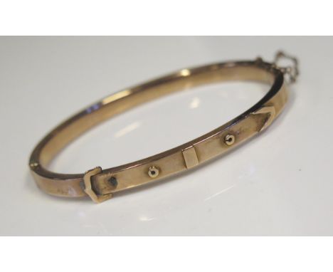 An Unmarked Antique Gold Hinged Bangle, 59x51mm inside dimensions, 6.6g 