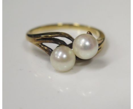 A 14ct Gold and Twin Pearl Crossover Ring, 6mm pearls, size O, 3.5g 