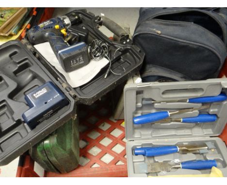 Crate of various tools, chisels ETC Condition reports provided on request by email for this auction otherwise items purchased