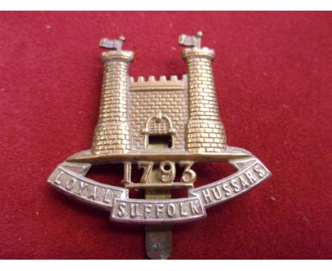 The Duke of York's Own Loyal Suffolk (Yeomanry) Hussars WWI Cap Badge (Bi-metal). K&amp;K: 1455