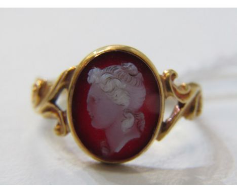 HARD STONE CAMEO RING, antique yellow gold ring set a hard stone portrait cameo of oval form, ring tests high carat, approx. 