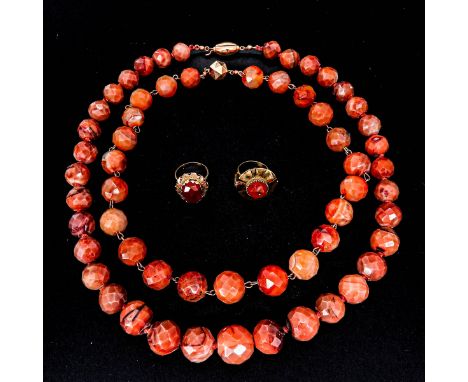 Including 2 necklaces and 2 14KG rings met faceted carnelian, largest ring size is 17.