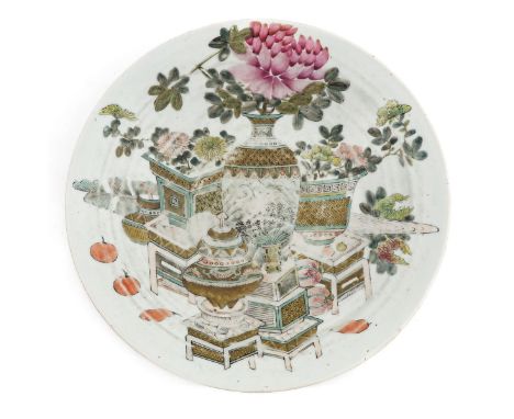 Decorated with Chinese antiquities, 30 cm. in diameter.
