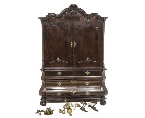 Consisting of a mahogany cabinet, Louis XV, 240 x 160 x 60 cm., in addition to 2 wall planks, ceiling lamp and a chandelier