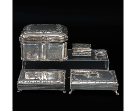 5 pieces, including 18th Century snuff box 58 mm. long.