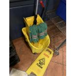 Moppe et seau et enseigne caution