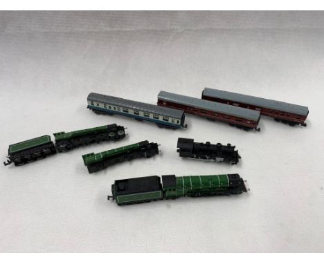 Del Prado flying scotsman two shells, two tender, one loco and 3 UK carriages, TRIX, and small black loco    Condition 5