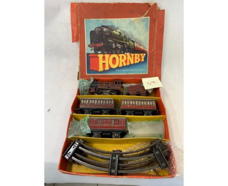 Hornby 0 gauge clockwork passenger set with 0-4-0 engine no.5600 in LMS maroon with 3 tine plate carriages in maroon.    cond