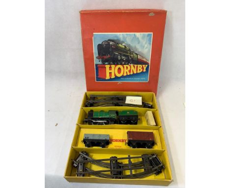 Hornby 0 Gauge clockwork goods set no.30 with 0-4-0 engine 45476 & tender in BR green weith 2 tin plate freight cars - 1 box 