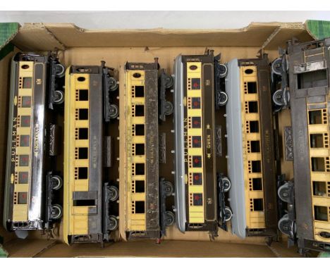 Hornby 0 Gauge tin plate and metal pullman carriages    playworn      973