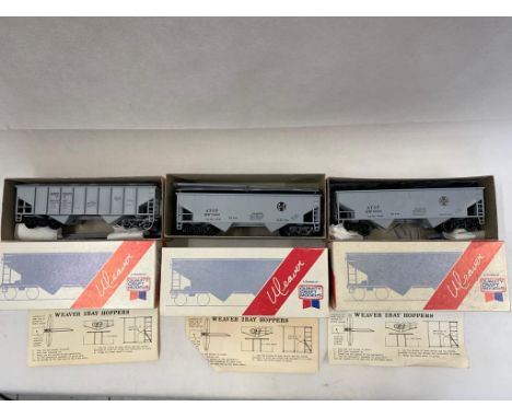 Weaver 0 Gauge Twin Bogey Freight cars, 36' Ribbed hopper and 2 x 36' covered hopper, 2 are Santa Fe and 1 Union Pacific  Con