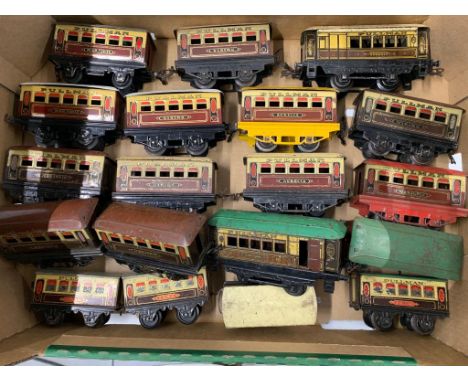 Hornby 0 Gauge tin plate passenger carriages, 19 in total    playworn    978